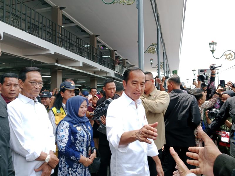 Kustini Sri Purnomo saat mendampingi Presiden Jokowi saat peresmian Pasar Godean Sleman