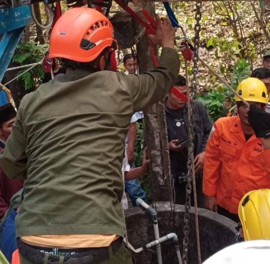 Evakuasi terhadap lansia yang jatuh ke dalam sumur