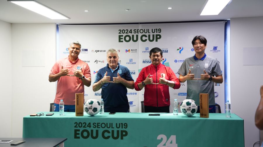 Indra Sjafri bersama tiga pelatih dari Argentina, Korea Selatan dan Thailand dalam sesi pers pre-match turnamen Seoul Earth On Us 2024 (PSSI)