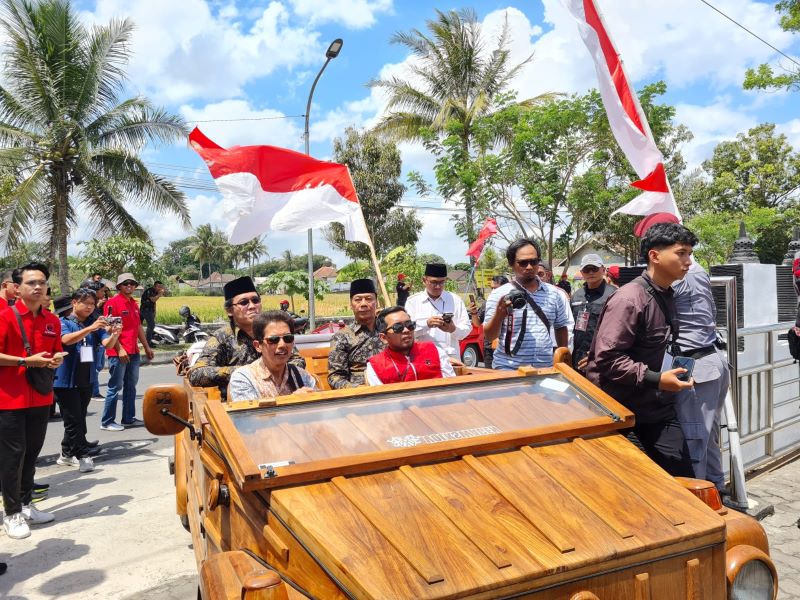 HENDAK MENDAFTAR: Pasangan Grengseng Pamuji-Sahid mendaftar ke Kantor KPU Kabupaten Magelang, Kamis (29/8/2024).