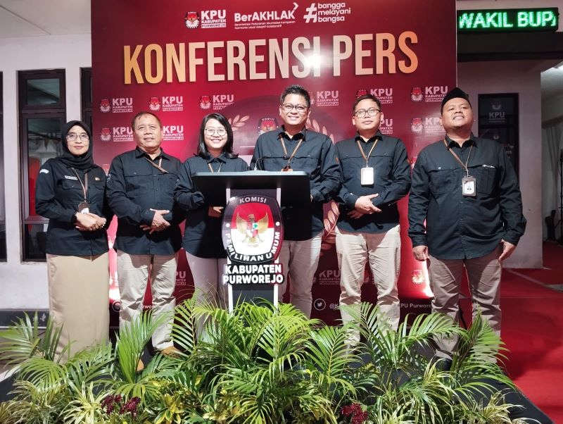 Para komisioner dan Sekretaris KPU Kabupaten Purworejo saat konferensi pers usai menerima pendaftaran bapaslon Bupati dan Wakil Bupati Purworejo, Rabu (28/8/2024).