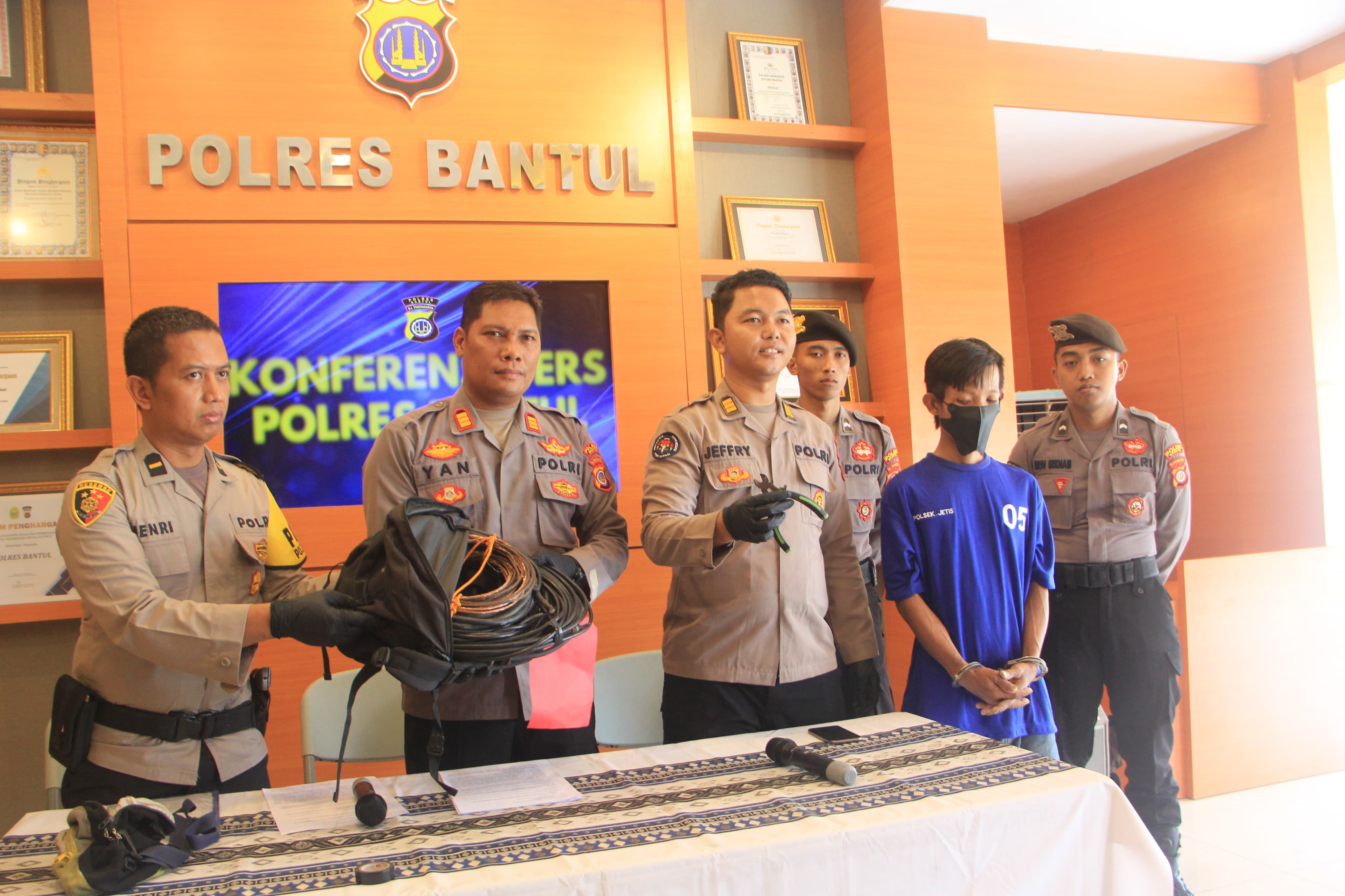 Polisi menunjukkan barang bukti pelaku pencurian kabel di wilayah Patalan, Jetis, Bantul. Pelaku mengenakan baju biru dongker.