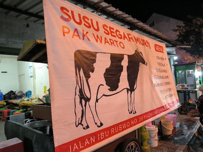 Kuliner malam Susu Segar Pak Warto di Kota Yogyakarta Judul:&nbsp;