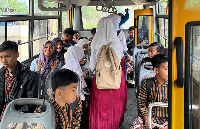 ALTERNATIF: Siswa di Kabupaten Bantul saat menggunakan bus sekolah gratis Kamis (29/8). Siswa yang mengakses mulai dari tingkat dasar hingga menengah.
