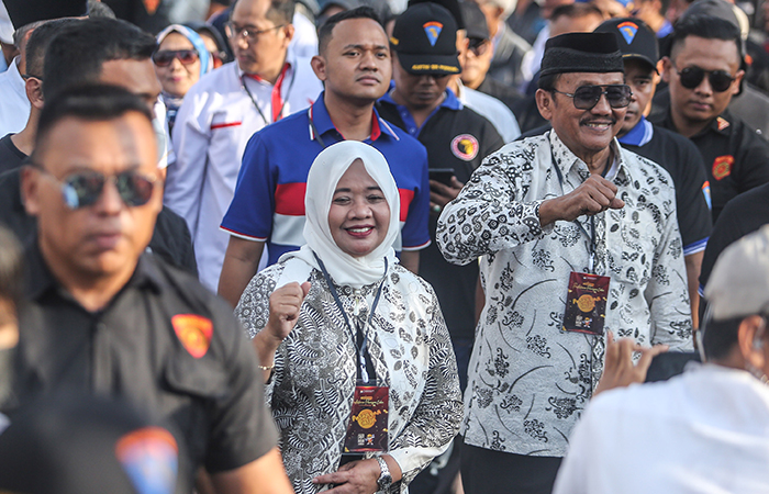 Iring iringan pasangan Calon Bupati Kustini dan Sukamto bersama berjalan untuk mendaftarkan diri mengikuti pilkada 2024 di KPU Sleman, Kamis (29/8).