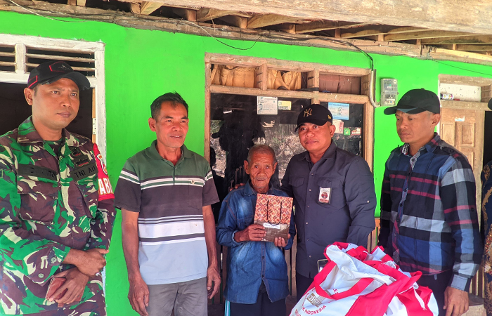 Mbah Welas saat menerima bantuan sembako dan modal usaha dari Presiden RI, Kamis (29/8).Andi May/Radar Jogja