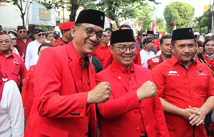 Pasangan Bacalon Wali Kota dan Wawali Kota Jogja, Hasto Wardoyo dan Wawan Hermawan menyapa pendukung disela perjalanan mendaftar ke KPU Kota Jogja.