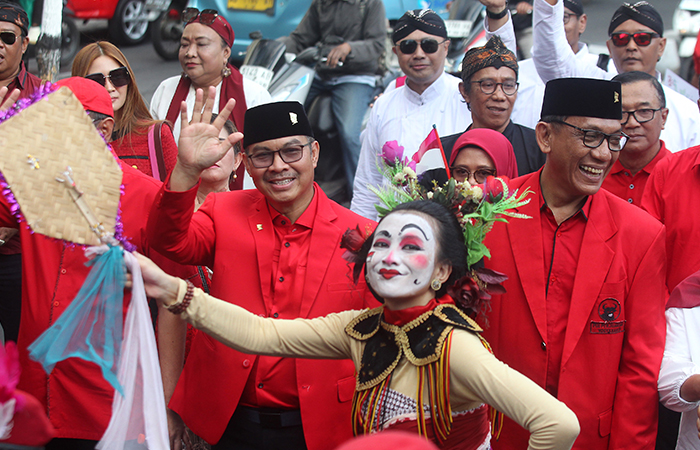 Pasangan Bacalon Wali Kota dan Wawali Kota Jogja, Hasto Wardoyo dan Wawan Hermawan menyapa pendukung disela perjalanan mendaftar ke KPU Kota Jogja.