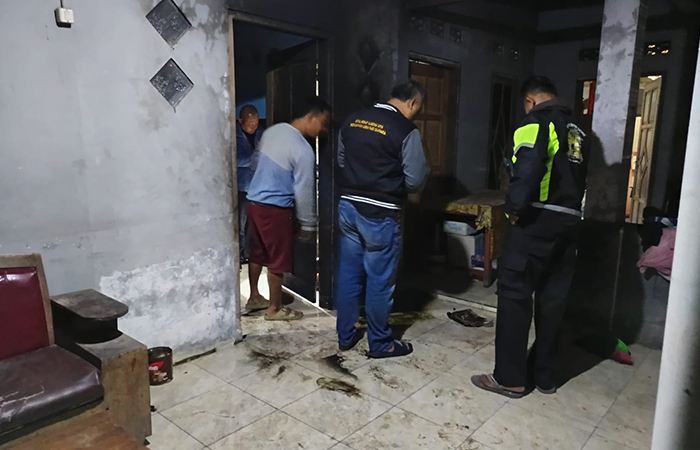 TKP: Petugas saat melakukan olah tempat kejadian perkara rumah milik Tri Marwanto di Tulasan, Mulyodadi, Bambanglipuro usai terkena pelemparan bom molotov.