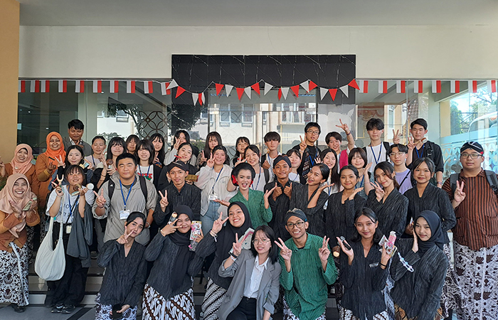 AKRAB: Siswa dan guru pendamping asal negara Jepang berpose dengan warga SMKN 6 Jogja dalam kegiatan pertukaran pelajar (29/8).