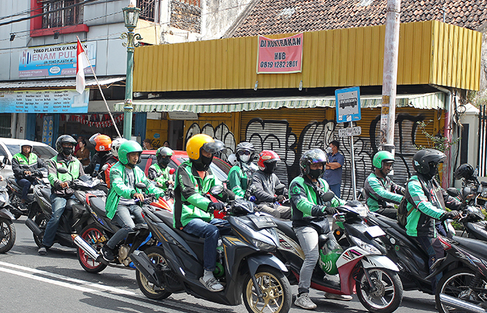 Pengemudi ojek online melakukan aksi konvoi saat melintas di Jalan KH Ahmad Dahlan, Kota Jogja, (29/8).