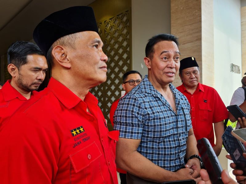 PAPARAN: Bakal Calon Gubernur Jateng Andika Perkasa didampingi sekretaris DPD PDIP Jateng dan jajarannya saat memberikan keterangan pada awak media di Hotel Puri Asri, Magelang, Jumat (30/8/2024).