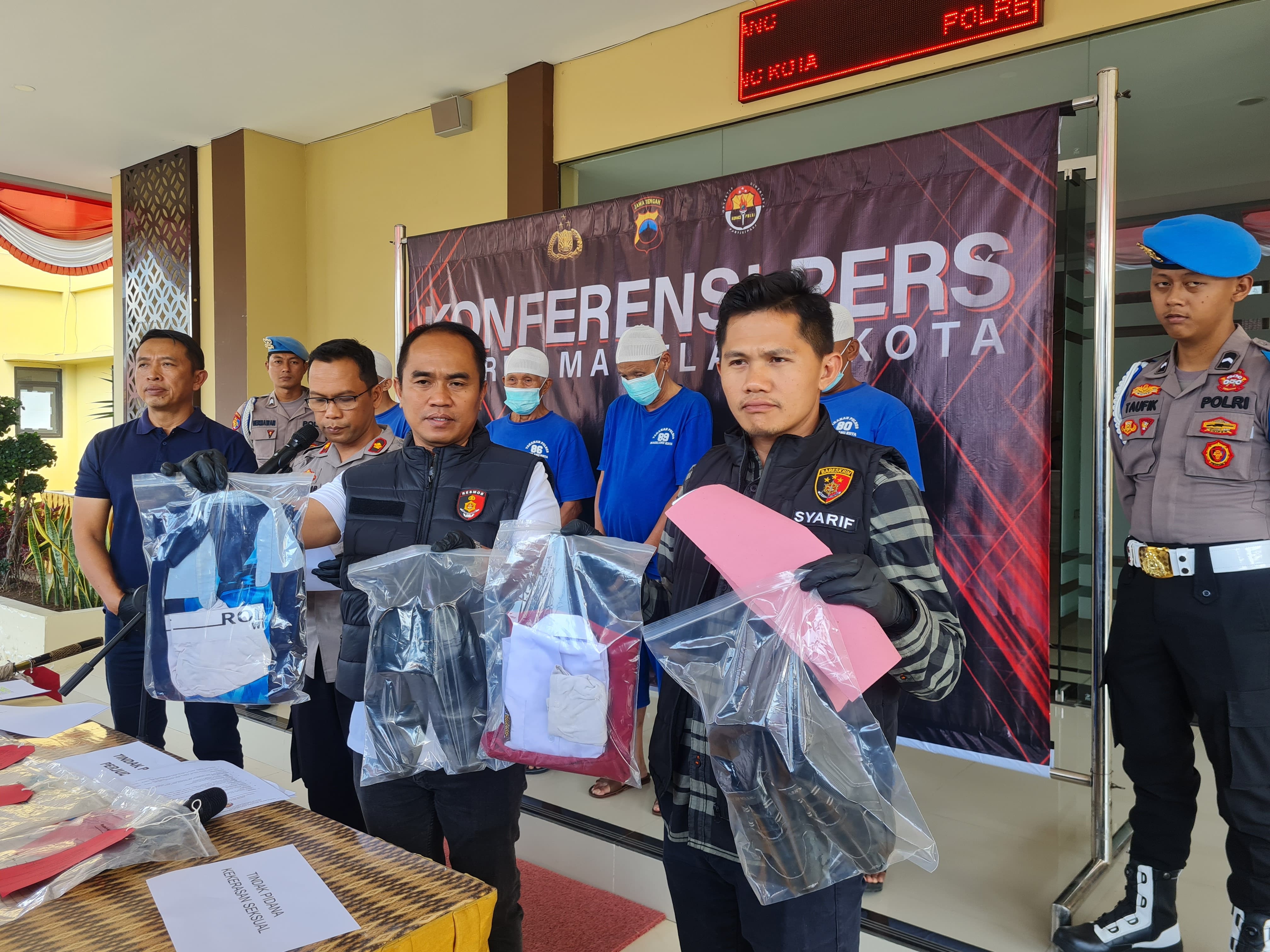 &nbsp;  TUNJUKKAN BUKTI: Wakapolres Magelang Kota didampingi Kasat Reskrim Polres Magelang Kota saat menunjukkan barang bukti yang digunakan guru SD untuk mencabuli siswanya.  &nbsp;