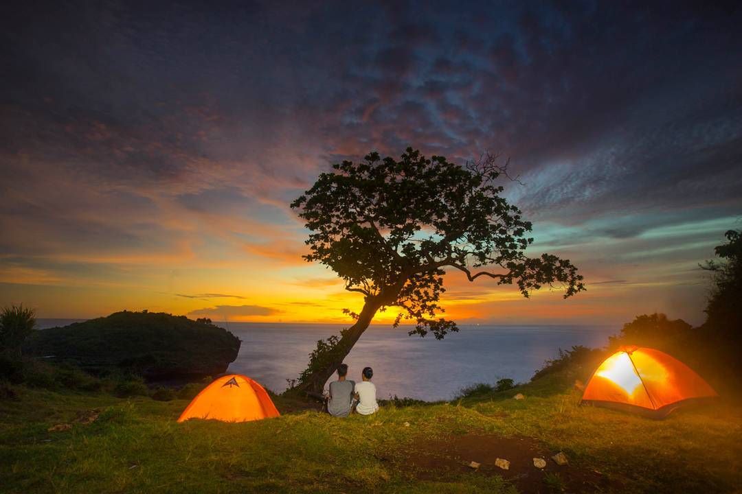 Suasana Camping di Pantai Kesirat dengan Pemandangan Matahari yang Indah (Sumber: TripJogja)