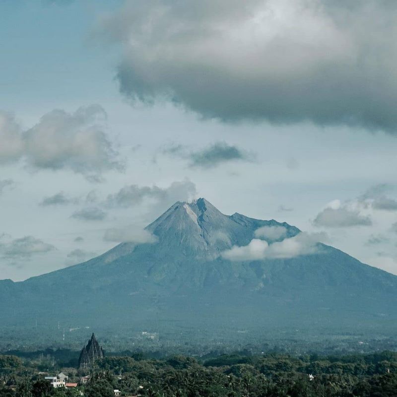 Gunung Merapi dan cerita misteri di dalamnya.