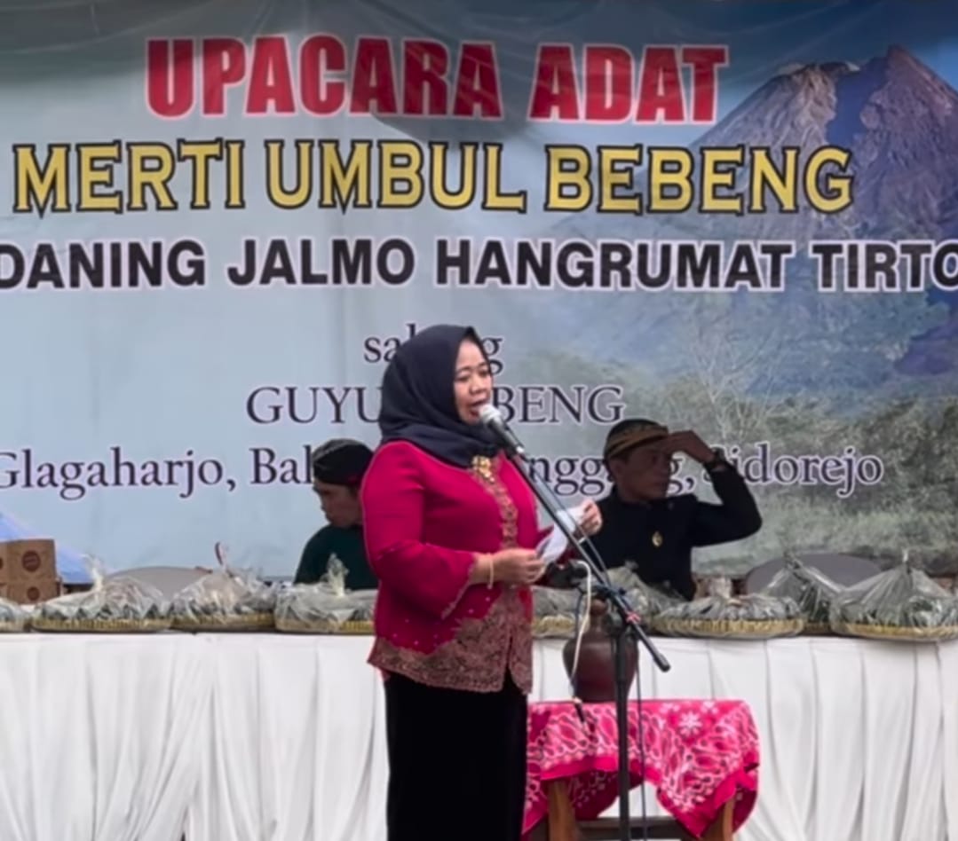UPACARA ADAT: Bupati Sleman Dra Hj. Kustini Sri Purnomo menyampaikan sambutan berbahasa Jawa pada acara adat kirab merti Umbul Bebeng di lapangan Bukit Klangon Glagaharjo beberapa waktu lalu