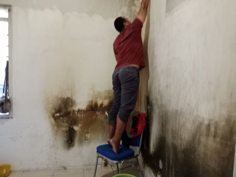 Proses pembersihan kamar kos yang terbakar