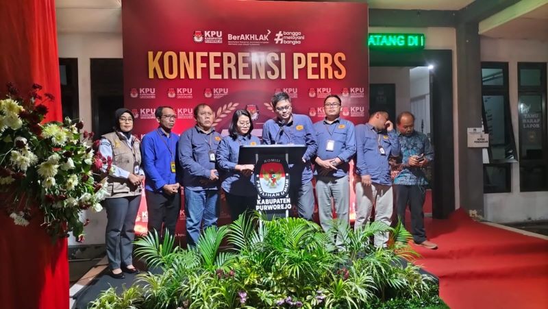 Anggota KPU Kabupaten Purworejo didampingi anggota Bawaslu Purworejo saat menutup pendaftaran calon bupati dan wakil bupati pada Kamis (29/8/2024) dini hari.