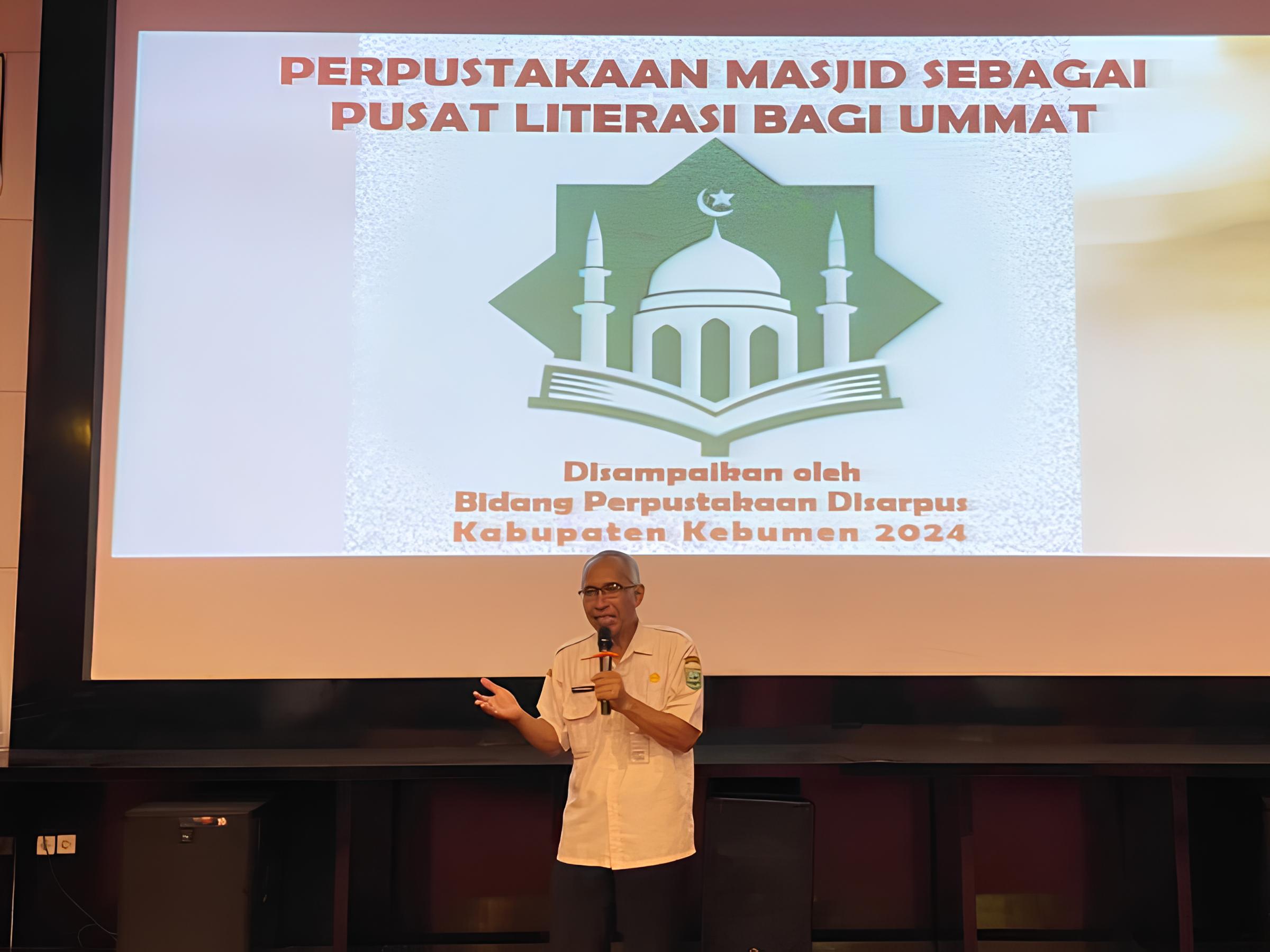 Kepala Kemenag Kebumen membuka pembinaan penyuluh agama terkait perpustakaan di masjid.