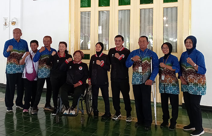 AWAL MULUS: Dua atlet andalan NPCI DIJ Qonitah dan Audi bersama Ketua Umum NPCI DIJ Hariyanto saat berpamitan dengan Wagub Paku Alam X di Kepatihan Jogja.