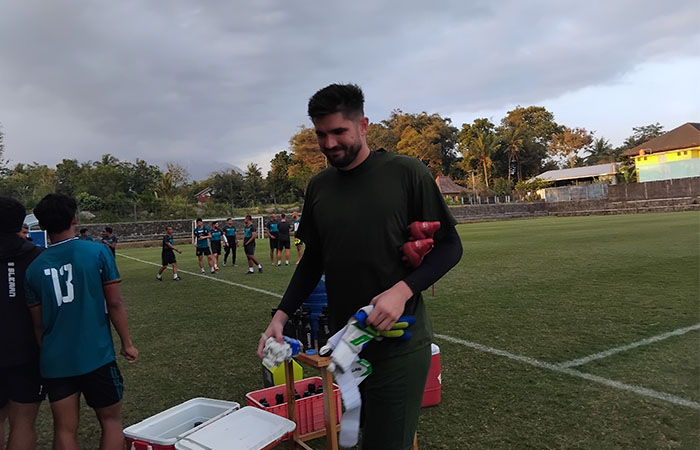 JAWAB KERAGUAN: Kiper asing PSS Sleman Alan Bernardon usai latihan rutin di Lapangan, Pakembinangun, Sleman.