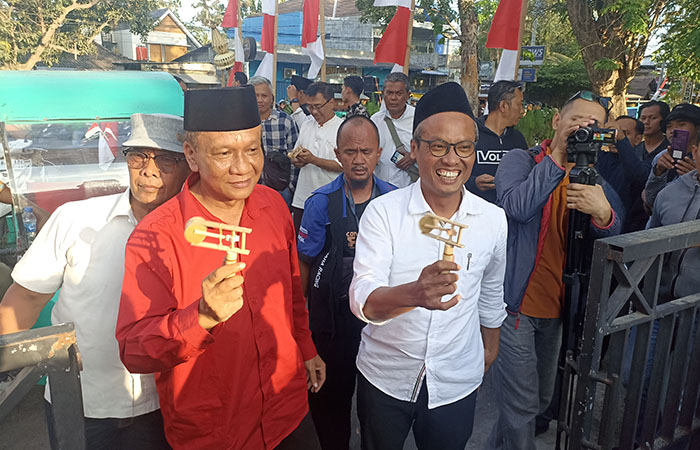 PAHAM RISIKO: Lurah Panggungharjo Wahyudi Anggoro Hadi (kanan) saat mendampingi Untoro Hariadi mendaftar ke KPU Bantul.
