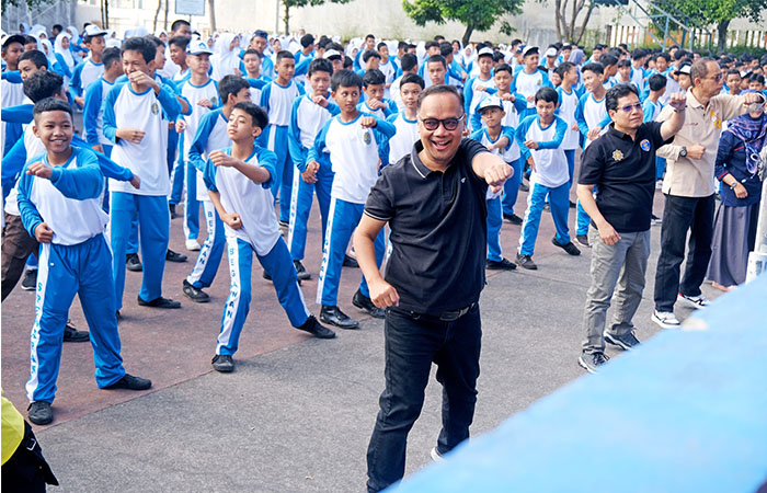 SEMANGAT: Wali Kota Magelang Muchamad Nur Aziz saat mengikuti senam bersama pelajar di SMPN 8 Kota Magelang, Jumat (30/8).