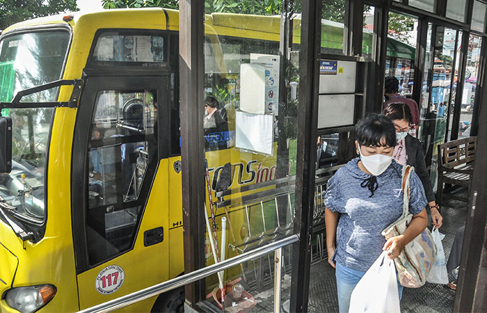 Bus Trans Jogja terparkir saat menunggu penumpang di Terminal Condongcatur, Depok, Sleman, Jumat (30/8). Bus modern di wilayah DIJ  diminati pelajar dan mahasiswa.