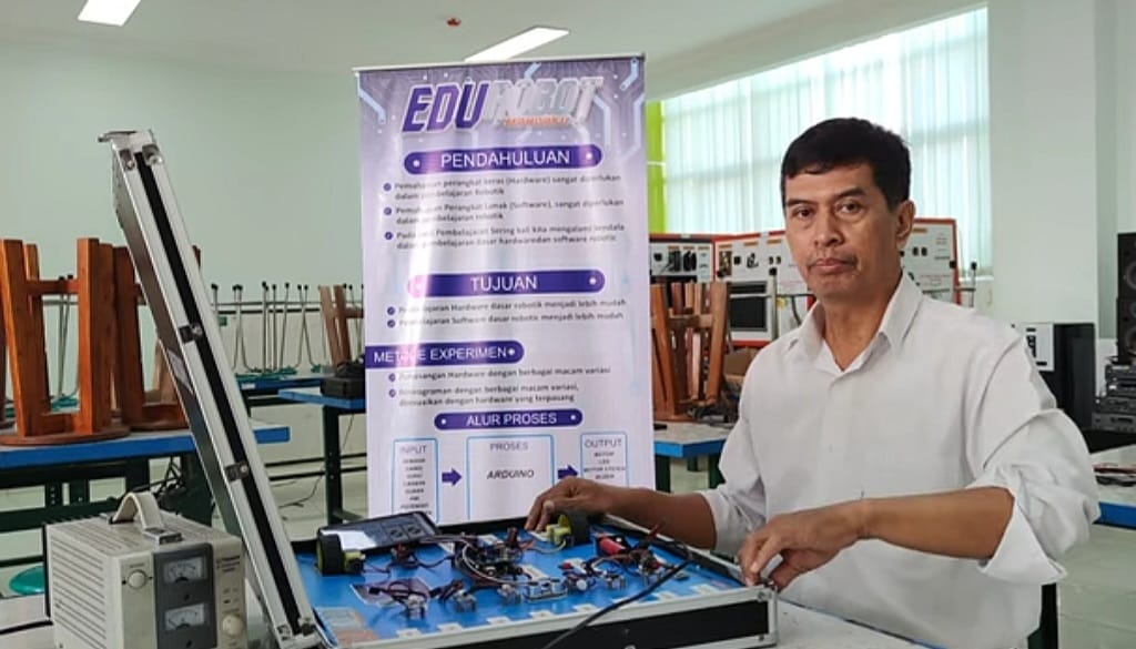 Seorang guru Keterampilan Teknik Audio Visual (TAV) MAN 2 Kulon Progo Suparnadi menjelaskan cara kerja Edurobot pendukung pembelajaran   (Doc pribadi Suparnadi untuk Radar Jogja)