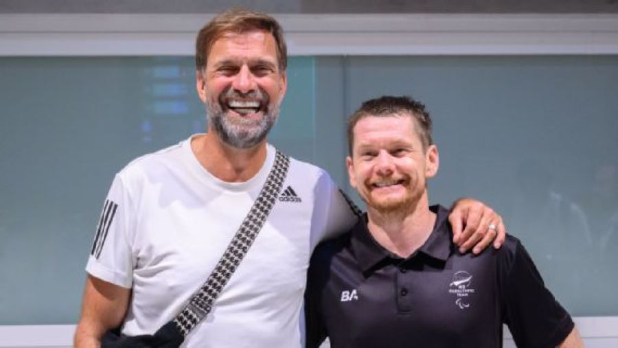 Jurgen Klopp memberikan dukungan langsung kepada sahabatnya, Wojtek Czyz di gelaran Paralimpiade Paris 2024 (getty)