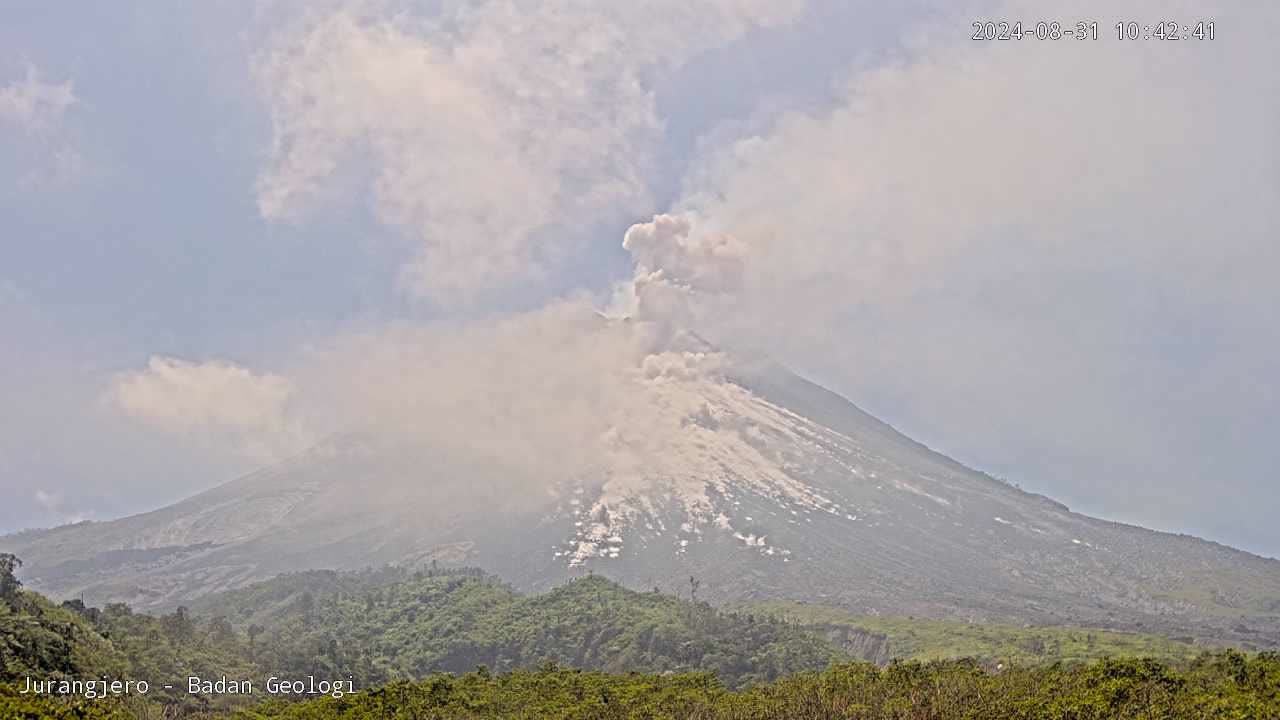 Erupsi Gunung Merapi terekam dari CCTV di Jurangjero Kabupaten Magelang milik Badan Geologi, Sabtu 31 Agustus 2024 pada pukul 10:42 WIB.