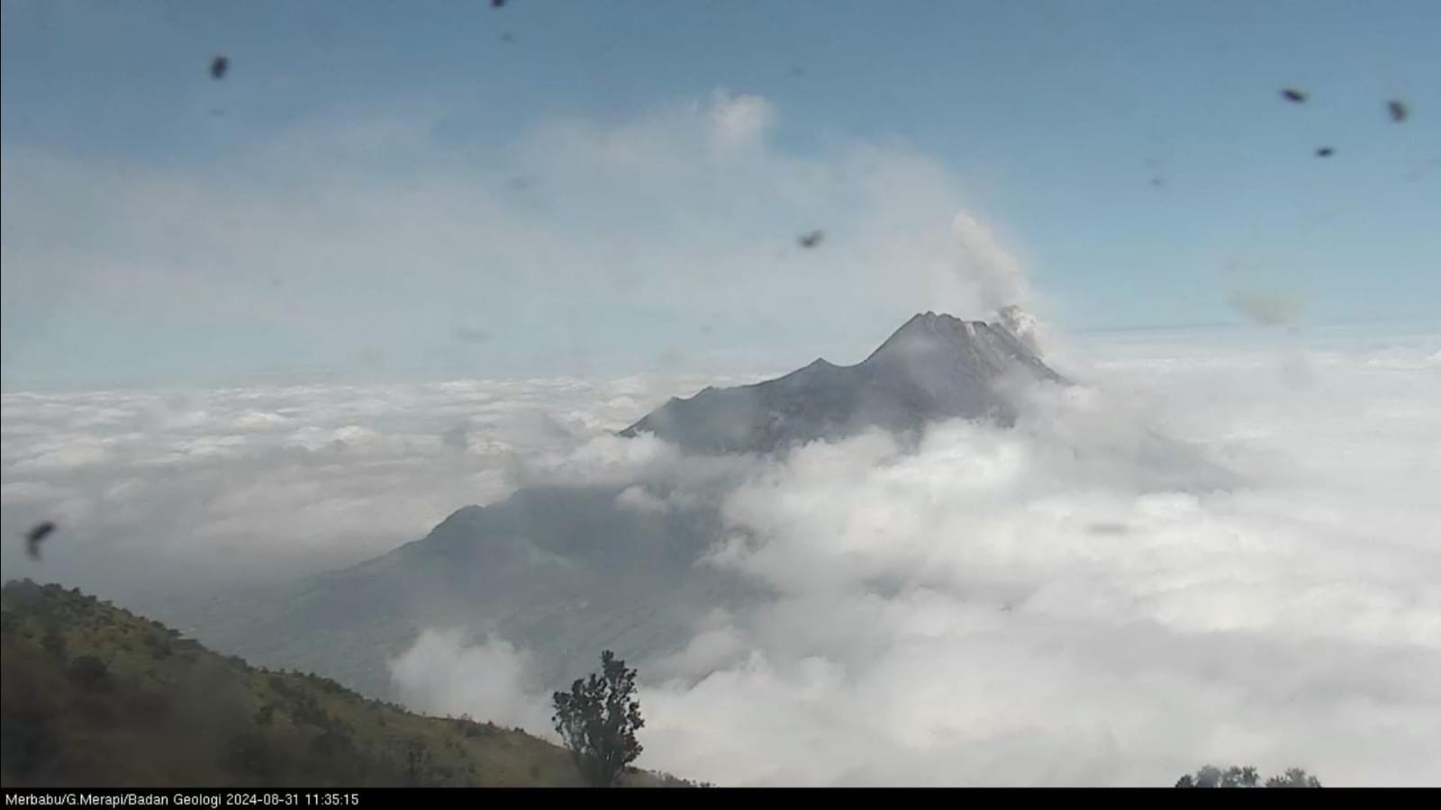 Erupsi Gunung Merapi terekam dari CCTV milik Badan Geologi, Sabtu 31 Agustus 2024 pada pukul 11:34 WIB.     (Doc. BPPTKG)