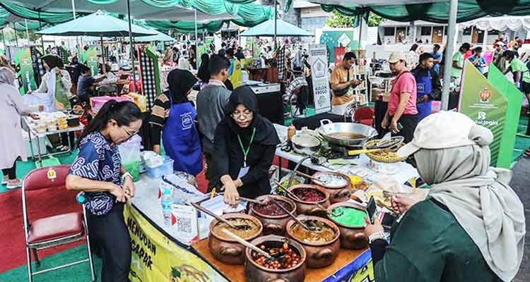 Menu Tradisional: Sejumlah pengunjung membeli produk kuliner seperti aneka jenang yang dijajakan di stan UMKM SiBakul Jogja Sport Fest 2024 di lapangan parkir Stadion Mandala Krida Jogja, (31/8/2024).