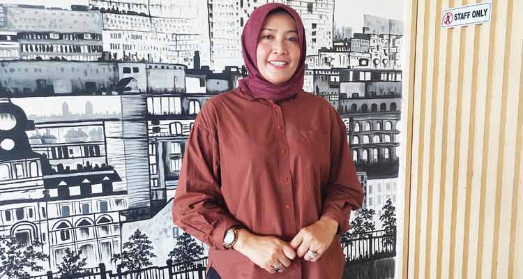 INSPIRATIF: Rini Indriani saat berbincang dengan Radar Jogja mengenai perjalanan mengembangkan bisnis miliknya.