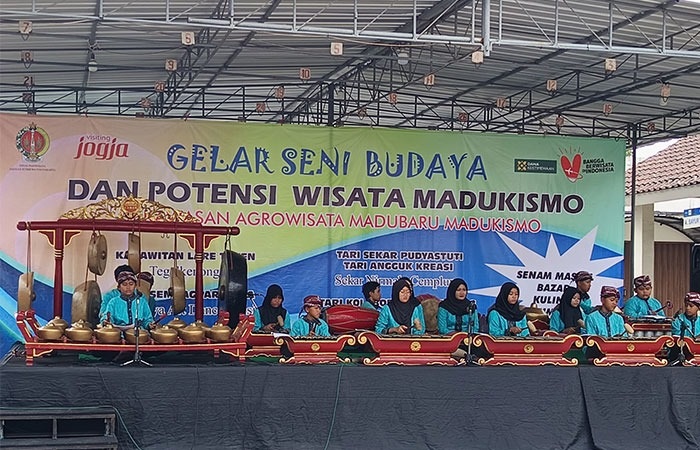 DAYA TARIK: Anak-anak yang tergabung dalam Karawitan Lare Teken dari Tegalkenongo memainkan gamelan dan tembang dengan apik dalam Gelar Seni Budaya dan Potensi Wisata Madukismo, kemarin (31/8).
