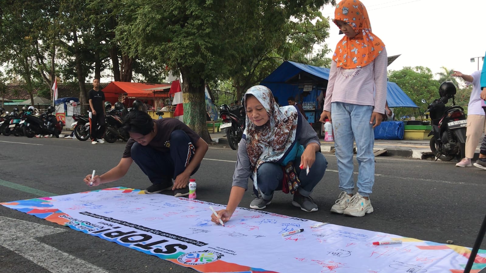 Penandatanganan komitmen publik untuk Pilkada 2024.