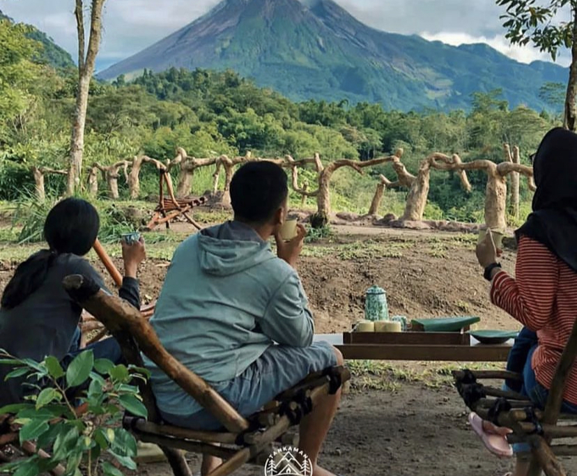 Piknik di Tankaman Natural Park dengan view Gunung Merapi