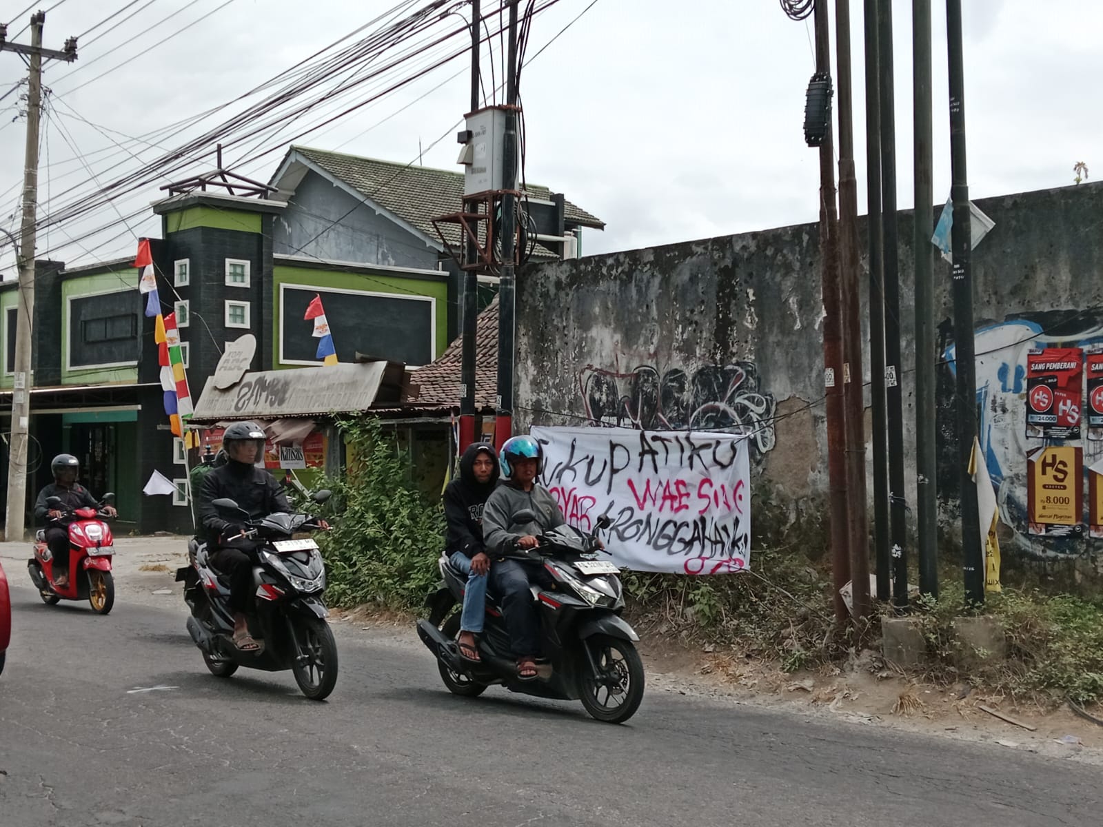 Baliho penolakan warga Kronggahan yang menolak pembangunan hiburan malam