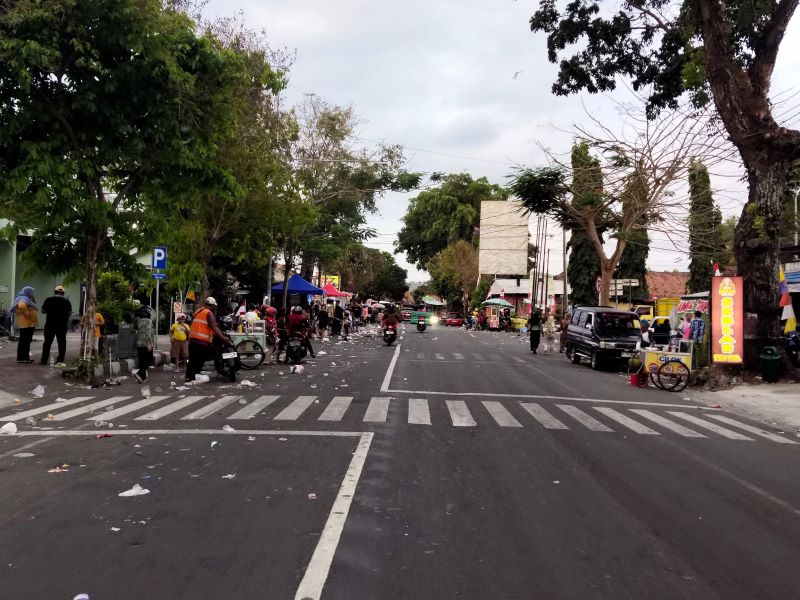 Sampah berserakan di jalan usai kegiatan karnaval, pasukan ungu DLHP Purworejo gerak cepat bersihkan sampah-sampah tersebut, Sabtu (31/8) sore.