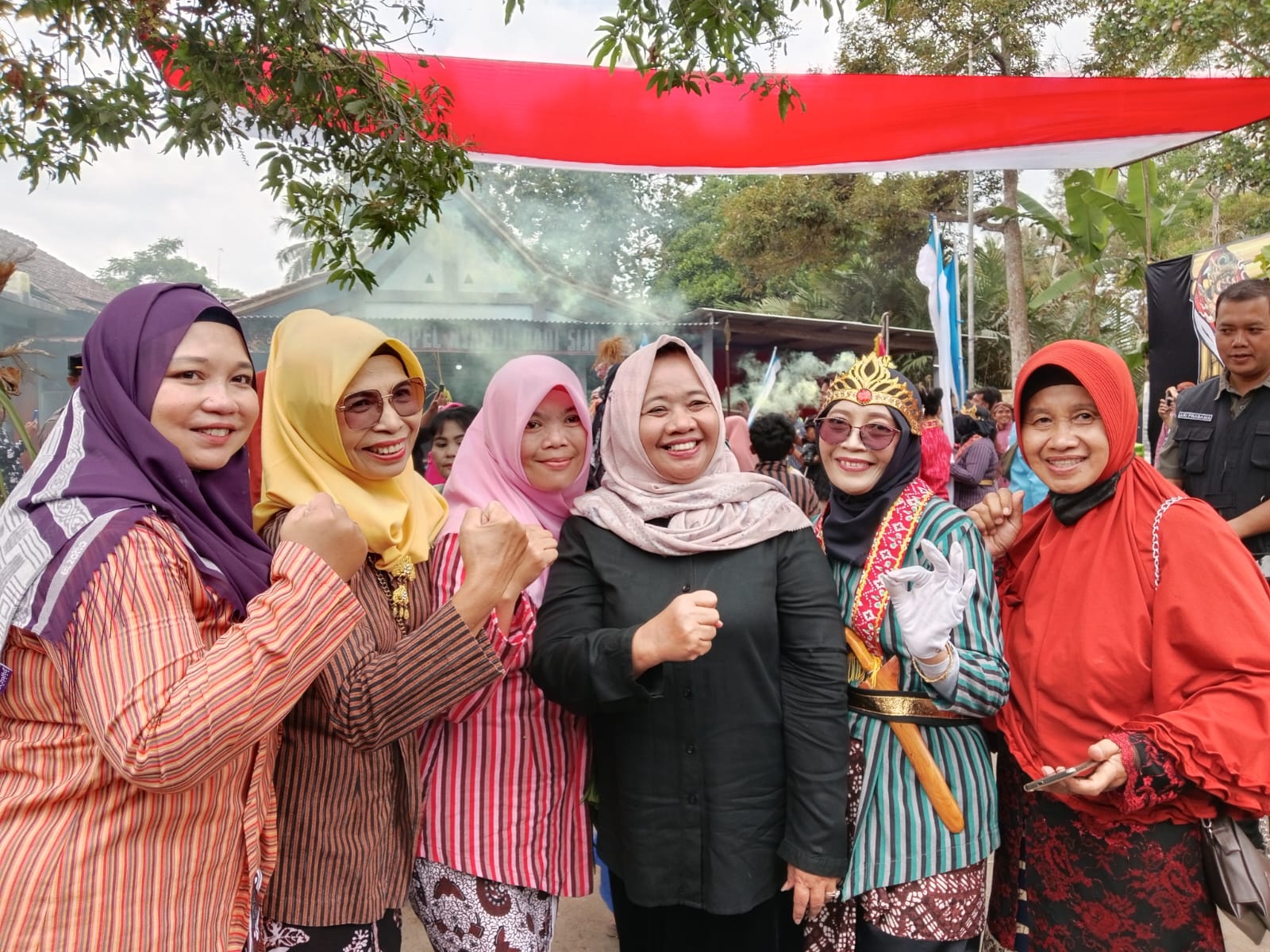 LESTARIKAN BUDAYA: Bupati Sleman Dra Hj. Kustini Sri Purnomo (tiga dari kanan) bersama peserta kirab toyo pagesangan di Dusun Gading Wetan, Donokerto, Turi, Minggu (1/9/2024).