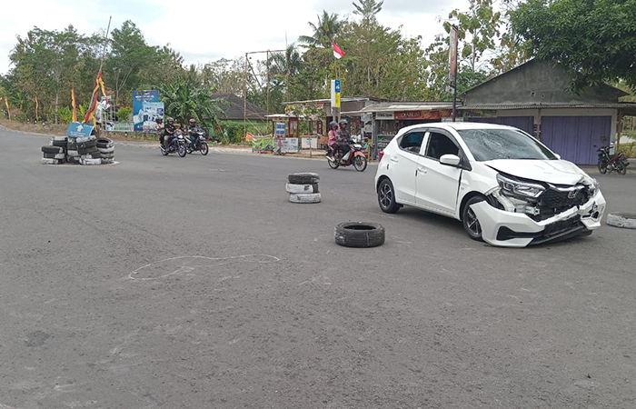 RINGSEK: Kondisi mobil yang mengalami kecelakaan lalu lintas di Persimpangan Ngalang, Kapanewon Gedangsari, Gunungkidul, sekitar pukul 12.38 Minggu (1/9).