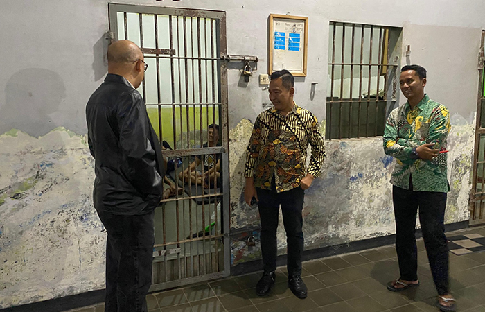 PENGAWASAN: Kepala Kanwil Kemenkumham DIY Agung Rektono Seto saat melakukan sidak di Lapas Kelas IIA Yogyakarta&nbsp;dan Lapas Kelas IIB Sleman, Minggu (1/9 ) dini hari. (Dok. Kanwil Kemenkumham DIY&nbsp;)