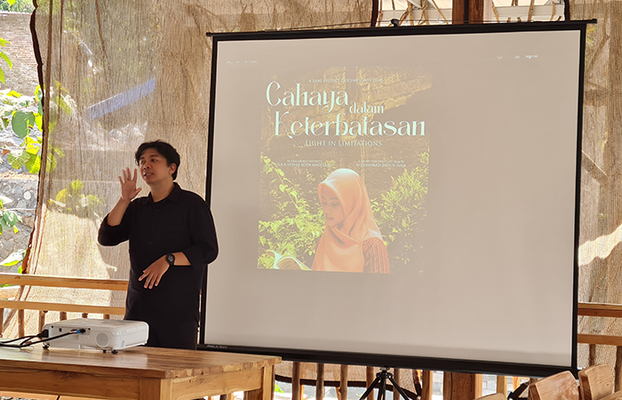 PAPARAN: Alumnus Unimma Muhammad Zadun Naja dibantu oleh uru isyarat saat menjelaskan film dokumenter hasil garapannya sebagai tugas akhir.