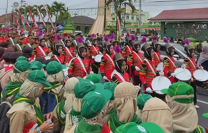 MERIAH: Ribuan warga Magelang menyaksikan kirab budaya Kampung Religi berlangsung meriah di Alun-Alun Kota Magelang, Minggu (1/9).Dok: Prokompim Kota Magelang