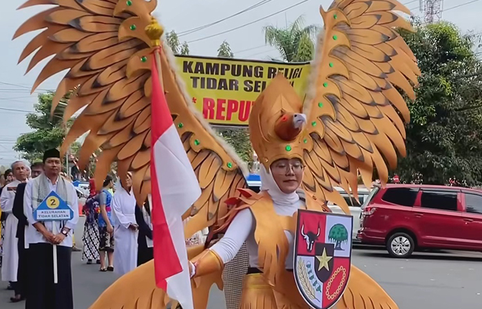 MERIAH: Ribuan warga Magelang menyaksikan kirab budaya Kampung Religi berlangsung meriah di Alun-Alun Kota Magelang, Minggu (1/9).Dok: Prokompim Kota Magelang
