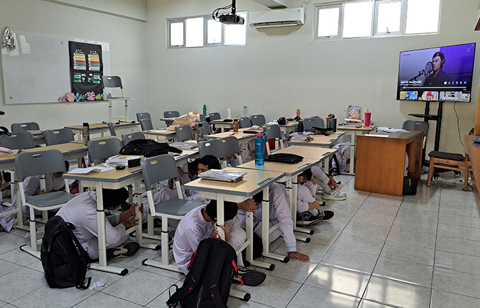 Siswa saat mengikuti simulasi mitigasi gempa bumi sebagai upaya peningkatan kewaspadaan pada situasi gawat darurat.