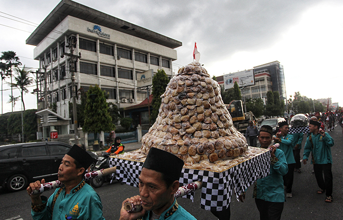 Warga Gondolayu Lor, Kemantren Jetis, mengarak gunungan berisi apem dalam kirab budaya upacara adat Safaran 1446 Hijriah, Kota Jogja.GUNTUR AGA TIRTANA/RADAR JOGJA