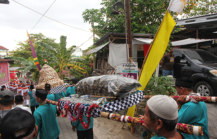 Warga Gondolayu Lor, Kemantren Jetis, mengarak gunungan berisi apem dalam kirab budaya upacara adat Safaran 1446 Hijriah, Kota Jogja.GUNTUR AGA TIRTANA/RADAR JOGJA