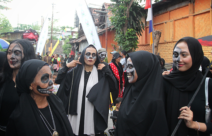 Warga Gondolayu Lor, Kemantren Jetis, mengarak gunungan berisi apem dalam kirab budaya upacara adat Safaran 1446 Hijriah, Kota Jogja.GUNTUR AGA TIRTANA/RADAR JOGJA
