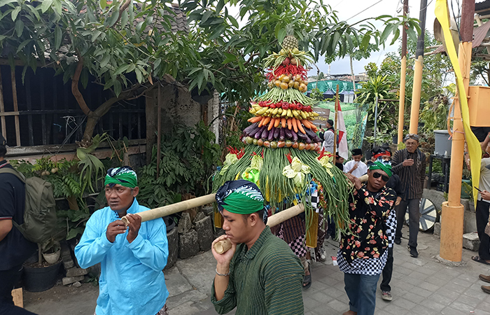 Warga Gondolayu Lor  Gelar Kirab Budaya Arak Gunungan Seribu Apem dan Lemper. Gregorius Bramantyo/Radar Jogja
